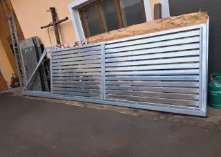 Samonosná posuvná brána