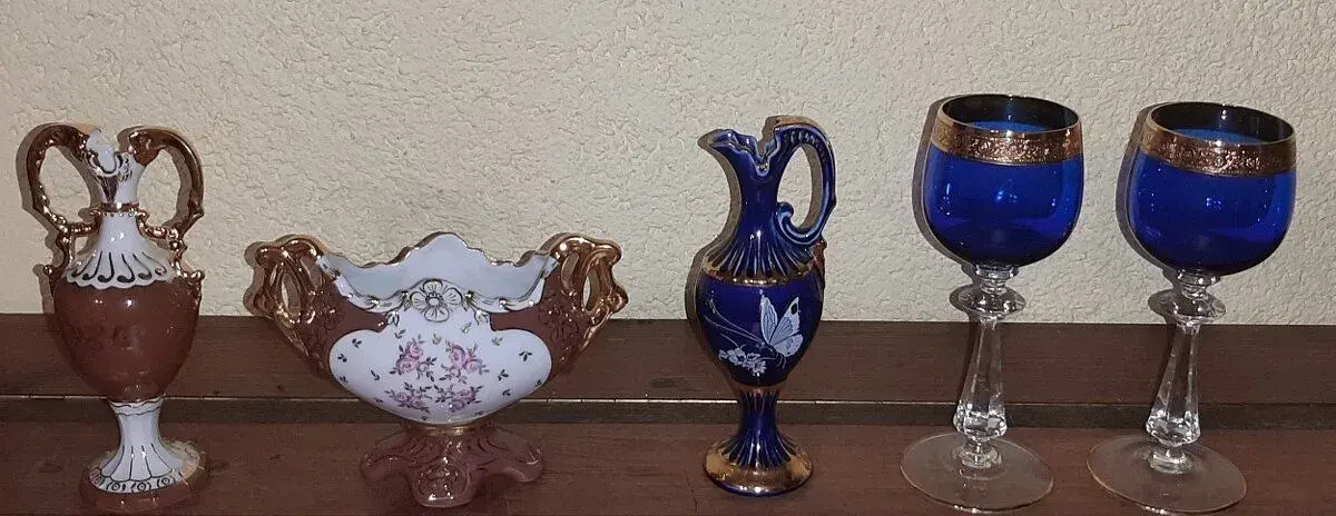 SADA STAROŽITNÉHO DEKORATIVNÍHO PORCELÁNU A SKLA