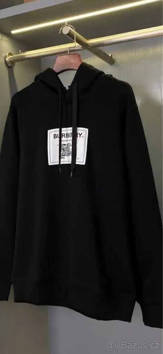Černá mikina Burberry s nášivkou - vel. M (jako nová)