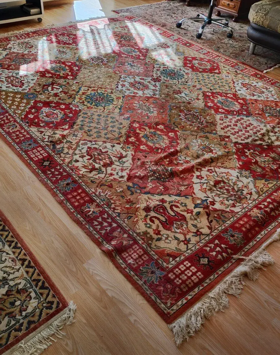 Koberec 2,9 m x 3,1 m. Cena 1 200Kč. Moc dobrý stav
