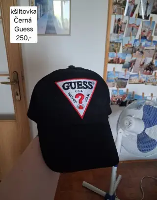 Černá kšiltovka Guess