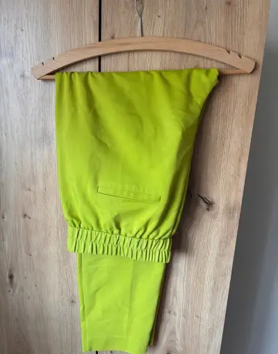 Limetkově zelené kalhoty Reserved vel. 44