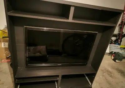 Tmavou TV stěnu + 40" TV Samsung (lze i zvlášť)