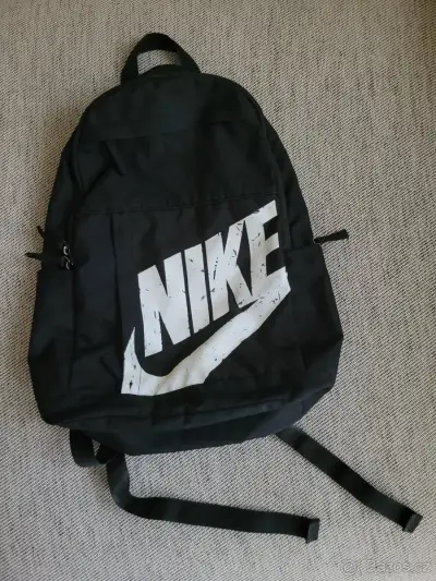 Černý batoh s bílým logem zn. Nike