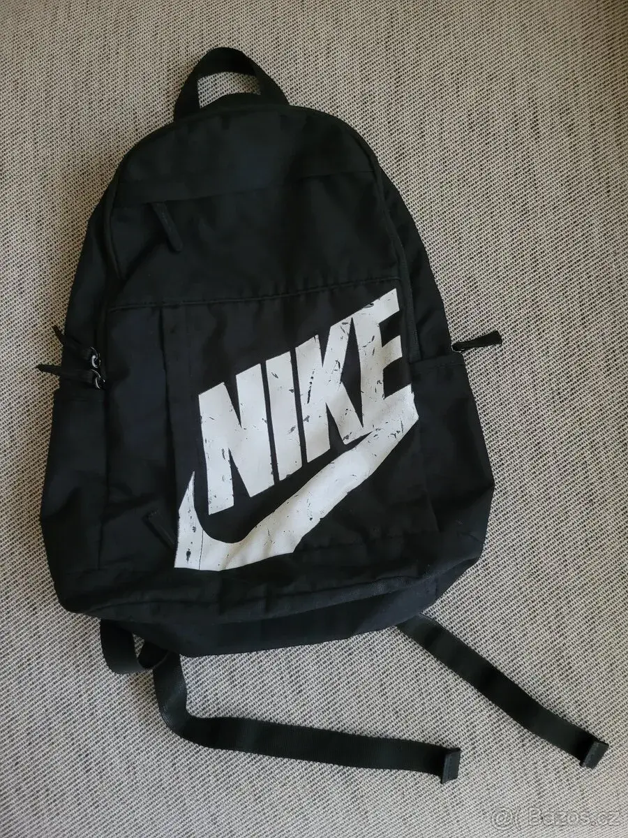 Černý batoh s bílým logem zn. Nike