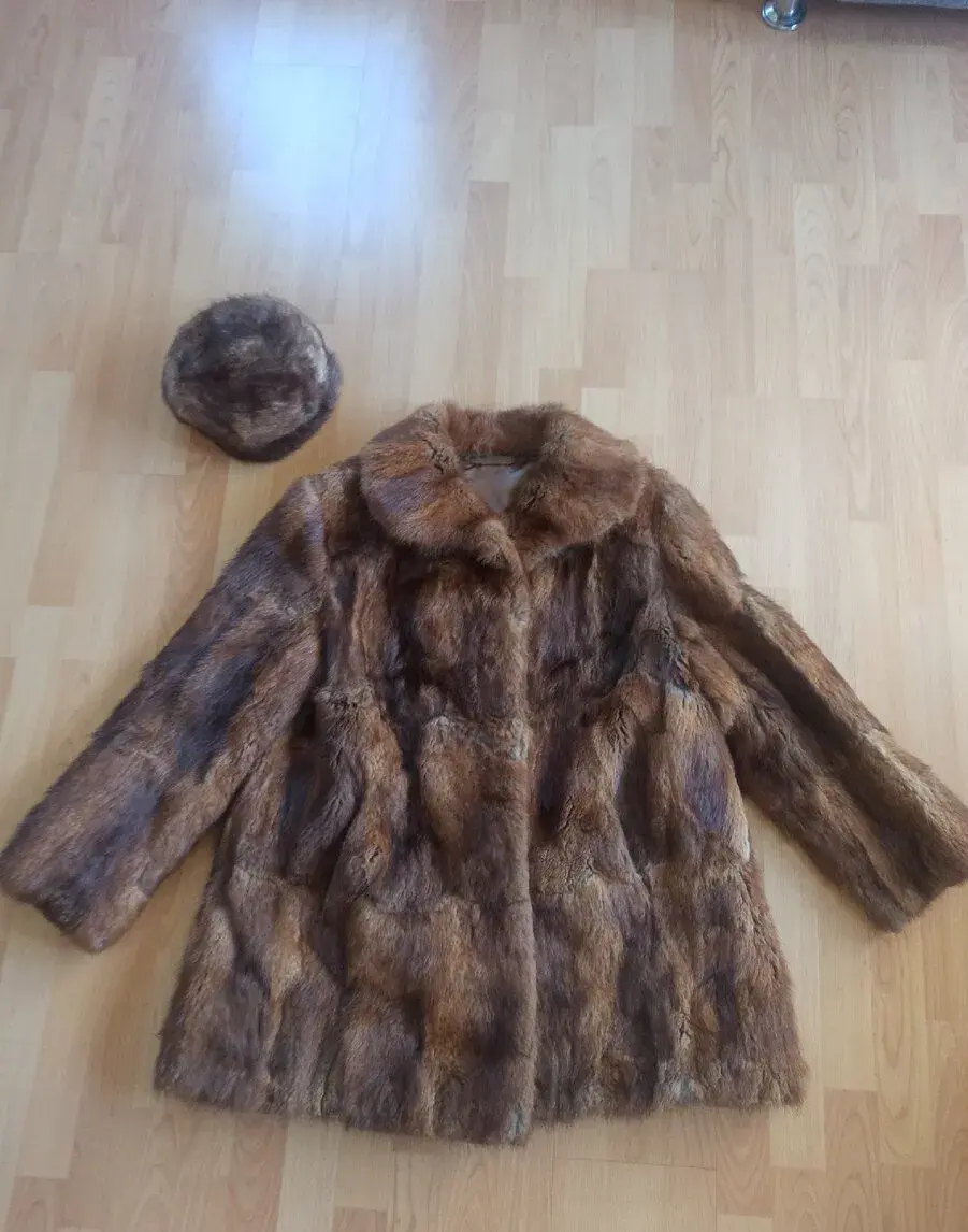 NENOŠENÝ kožich z pravého bizamu(ondatry) + čepice