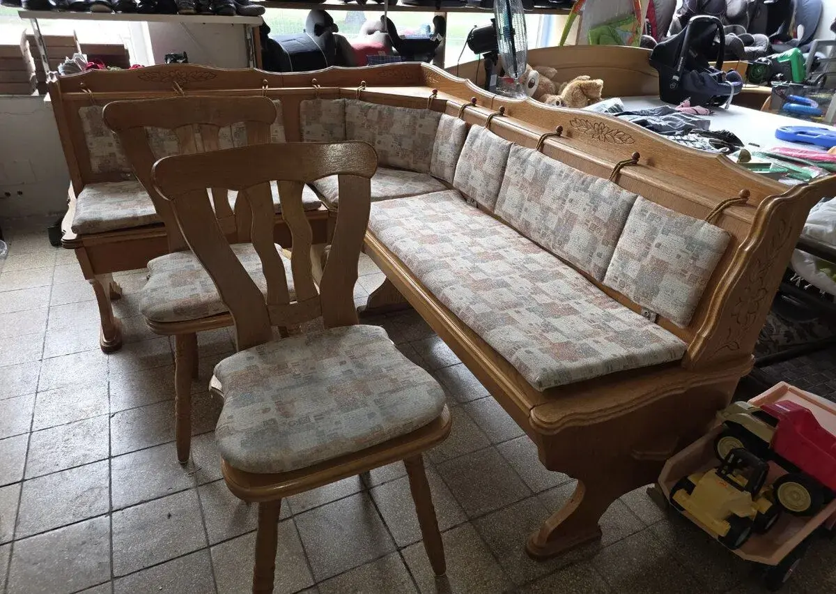 Rohová lavice a dvě židle