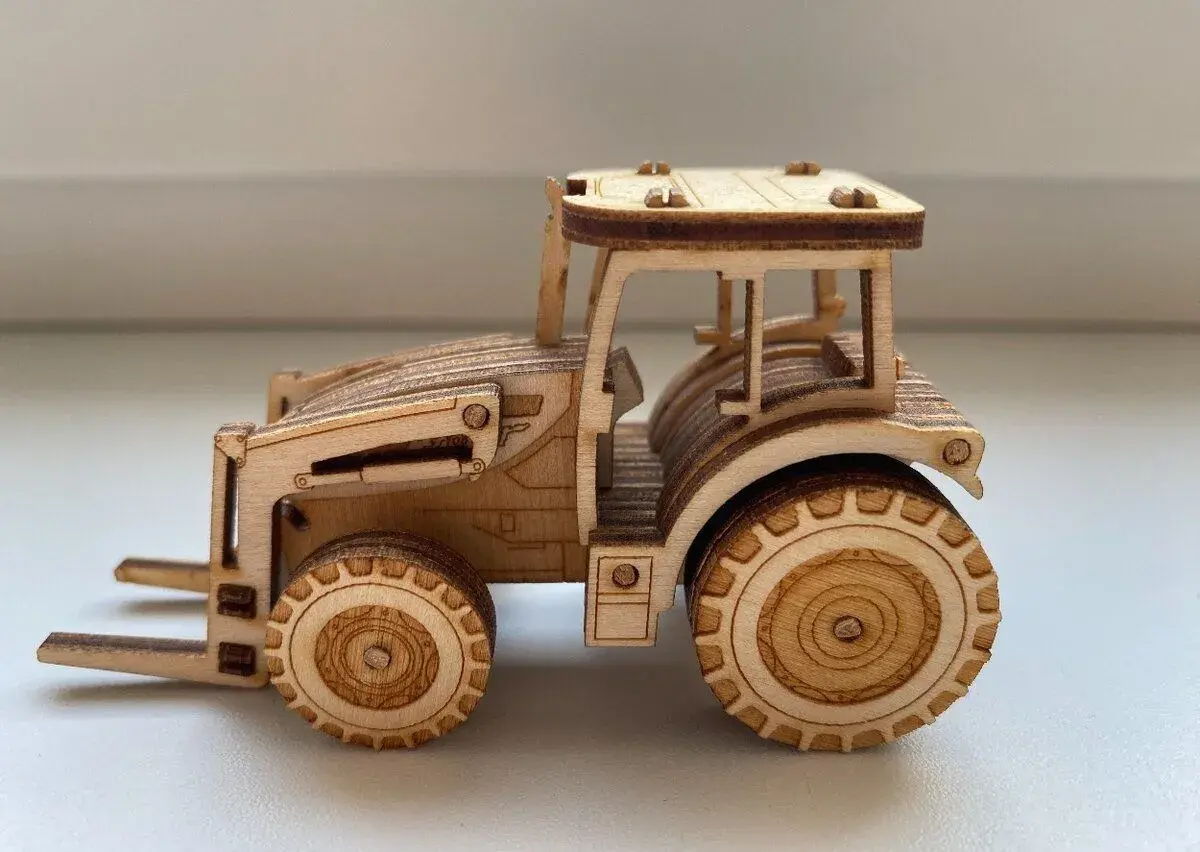 Nový dřevěný model Zetor Proxima