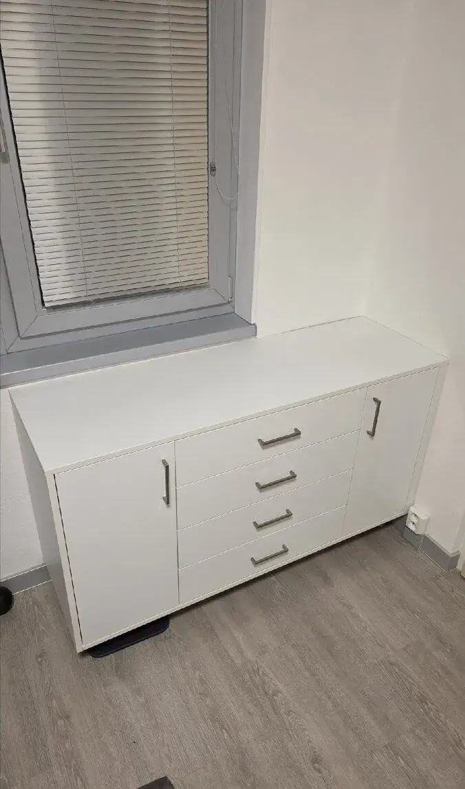 Závesná komoda na mieru, lesklé dvierka Trachea