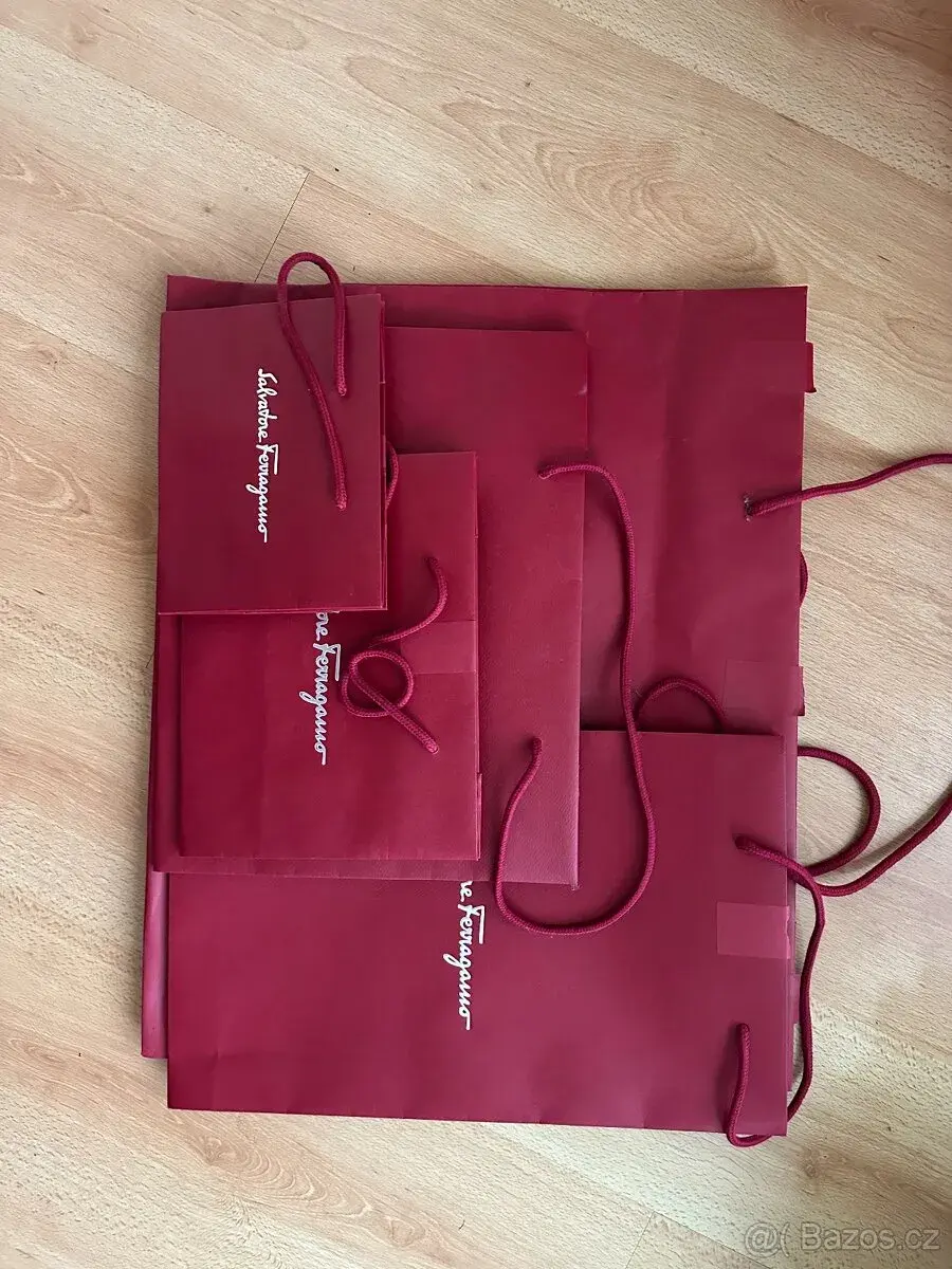 Papírové tašky značky SALVATORE FERRAGAMO