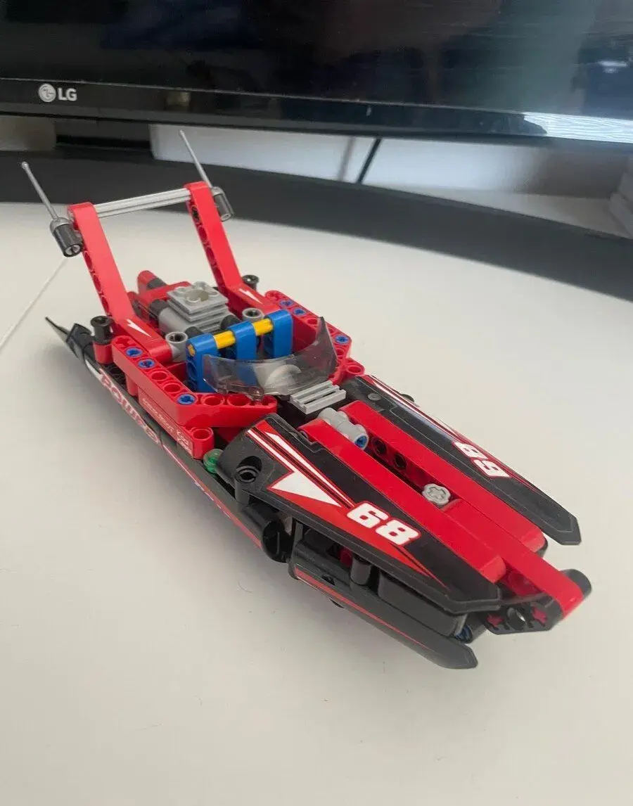 LEGO Technic 42089 Motorový člun