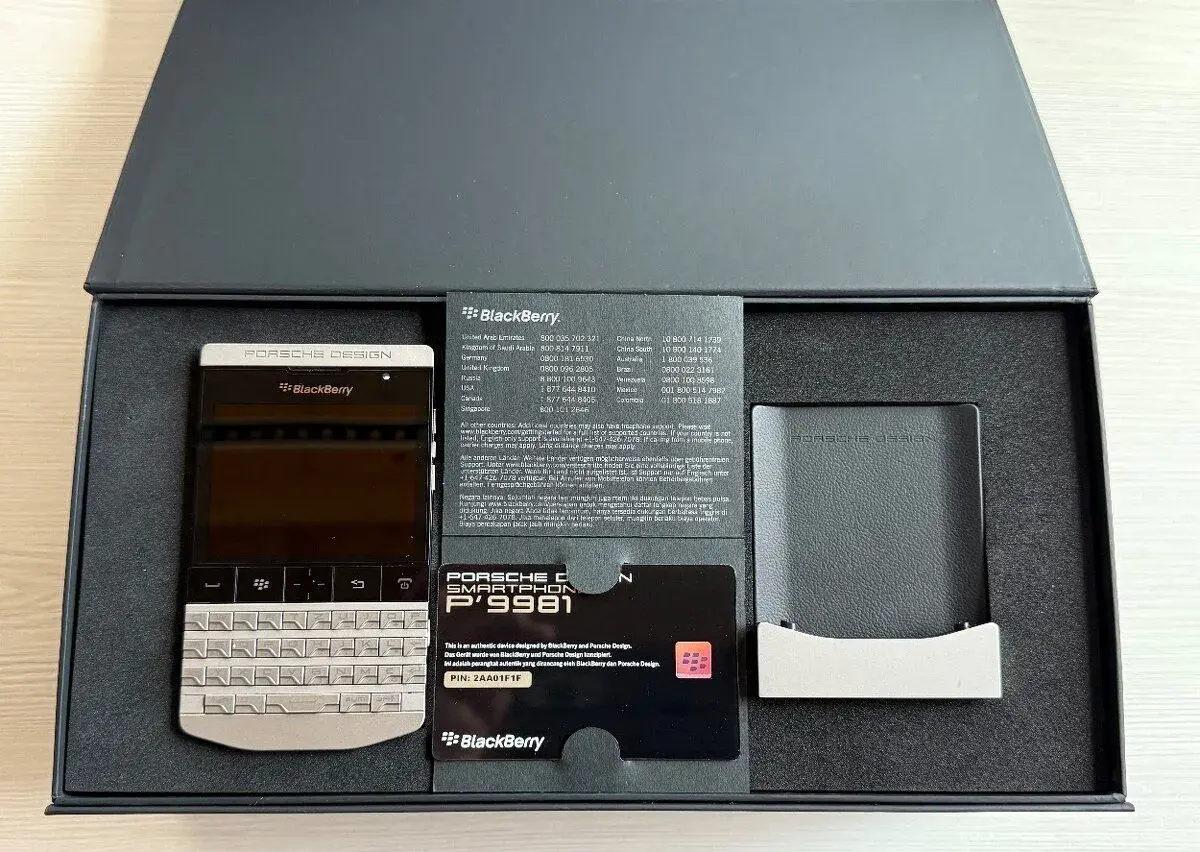 BlackBerry® Porsche Design P'9981 Silver (QWERTZ)