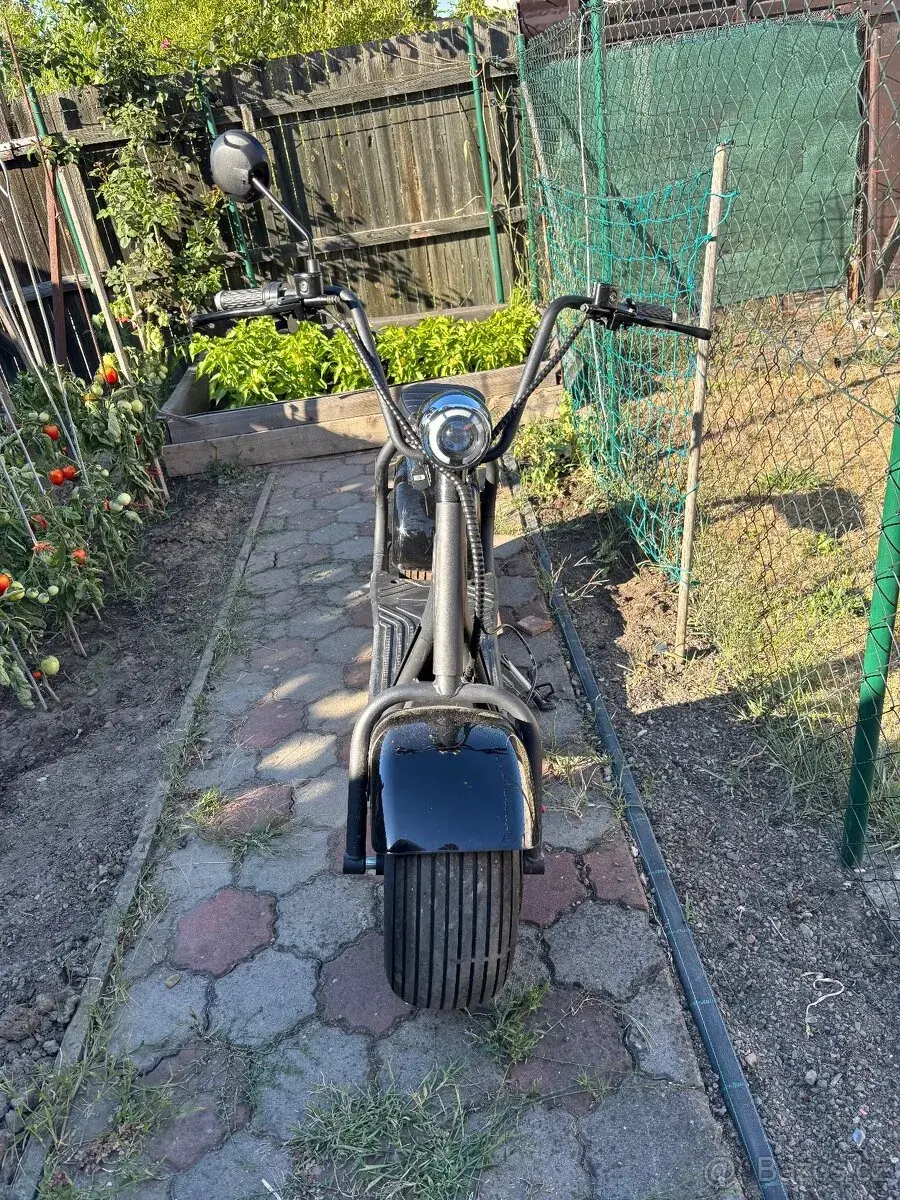 Elektrický Chopper 1000 W – najeto 120 km + helma