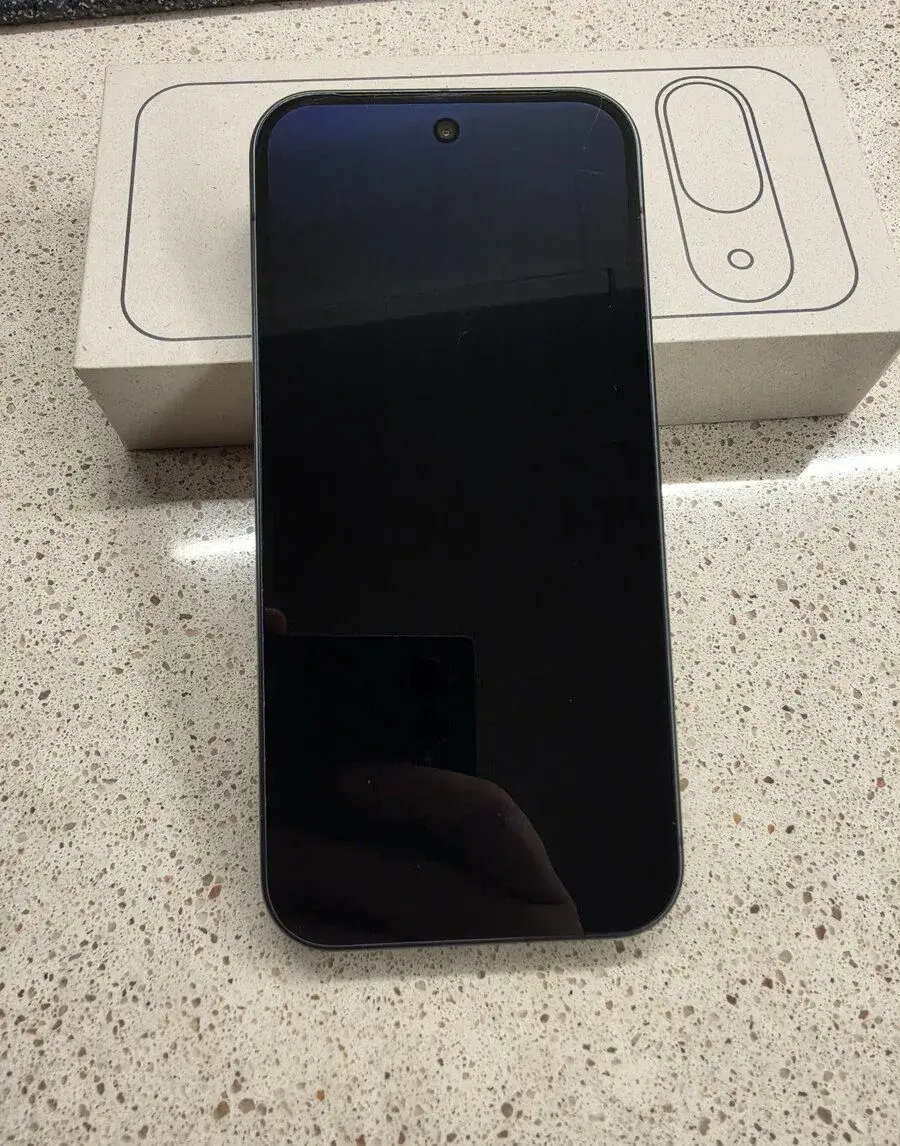 Google Pixel 9, 256 GB, Obsidian (černý), baterie 96 %