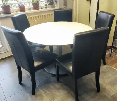 Velký bílý kulatý jídelní stůl 118 cm (+ 5x židle)
