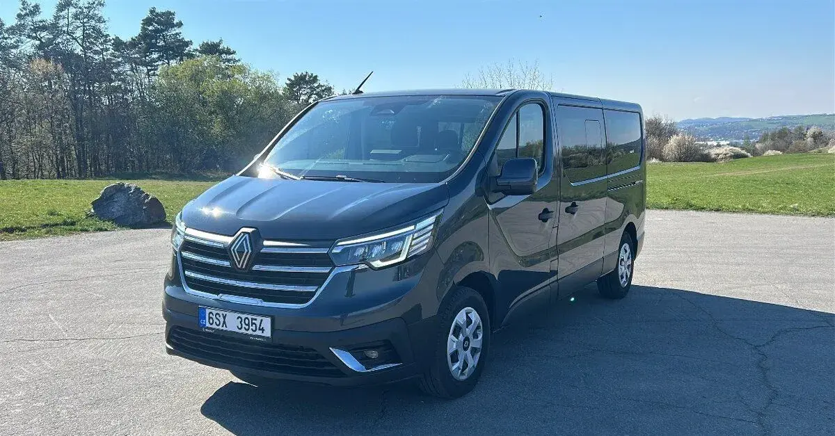 Půjčení minibusu pro 8 osob. Automat