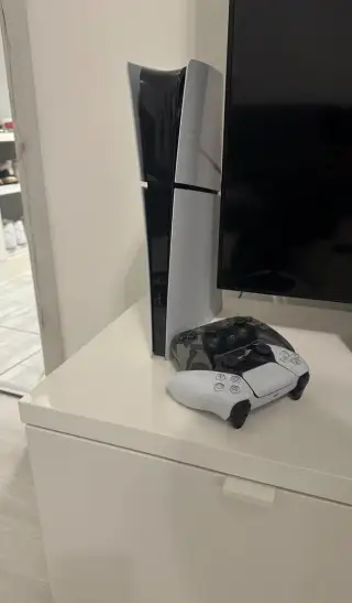 PS5 SLIM DE, 2 ovladače + záruka do 7/2029.   Herní konzole